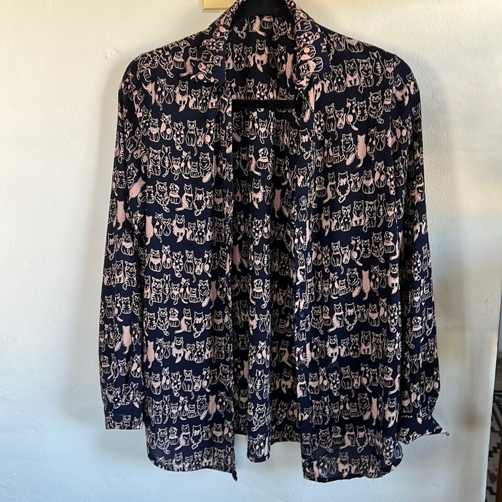 Super cute Le lis catprint button up shirt. Gently used great condition.